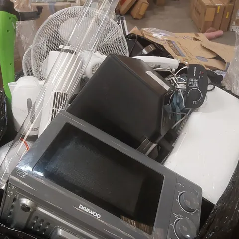 PALLET CONTAINING A VERY LARGE QUANTITY OF ASSORTED ITEMS INCLUDING: FANS, KETTLES, MICROWAVE, AIRFRYER ECT