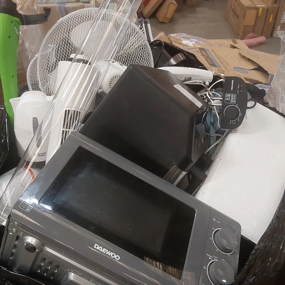 PALLET CONTAINING A VERY LARGE QUANTITY OF ASSORTED ITEMS INCLUDING: FANS, KETTLES, MICROWAVE, AIRFRYER ECT