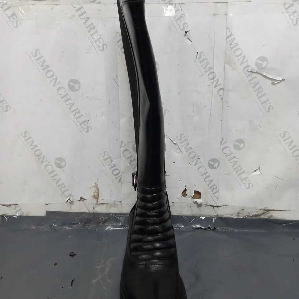 BOXED PAIR OF MODA IN PELLE QUILTED FRTONT KNEE-HIGH BOOTS IN BLACK SIZE 7