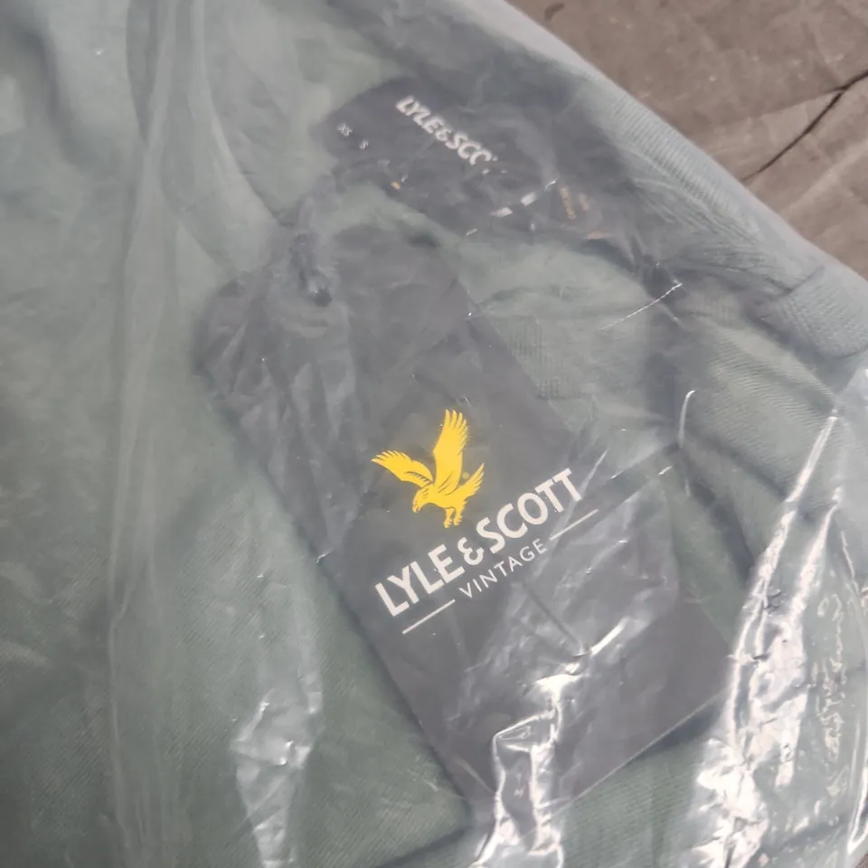 LYLE & SCOTT VINTAGE EMBROIDERED T-SHIRT – DUCK GREEN COVE, SIZE L