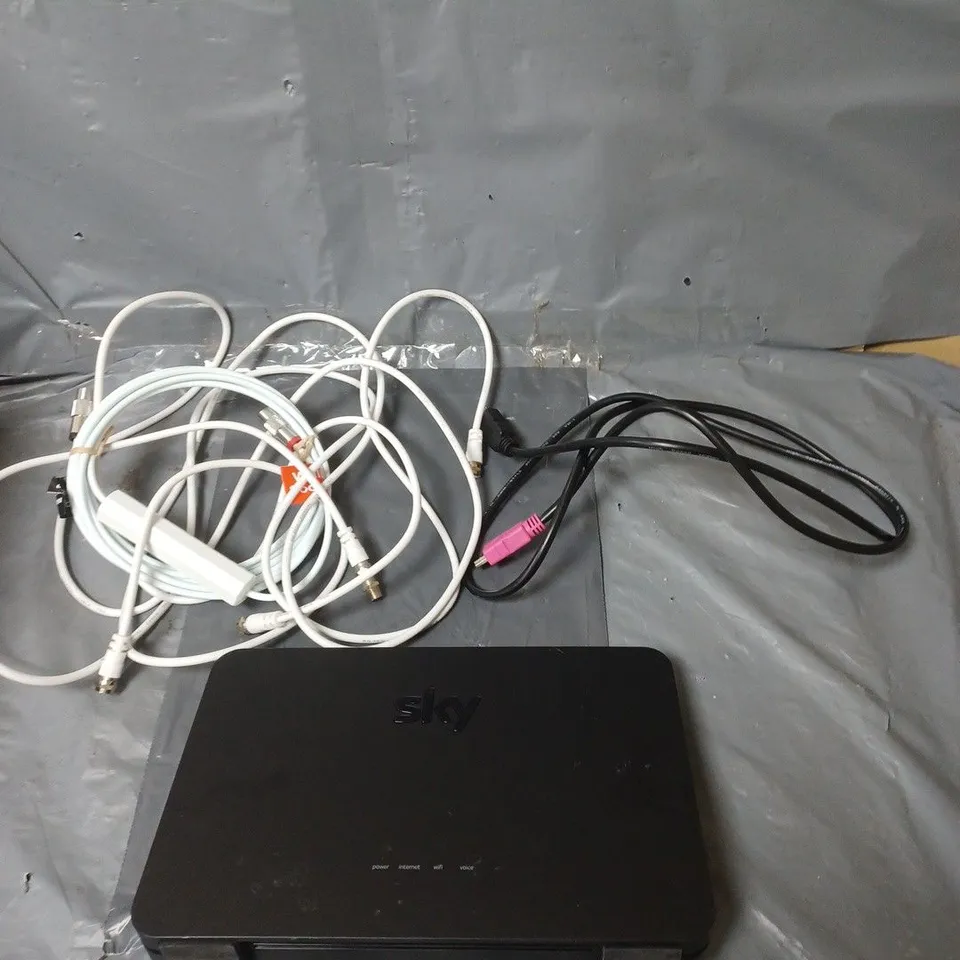 APPROXIMATELY 10 HOUSEHOLD ELECTRICAL ITEMS TO INCLUDE SKY BROADBAND BOX, TV AERIAL CABLE AND HDMI CABLE