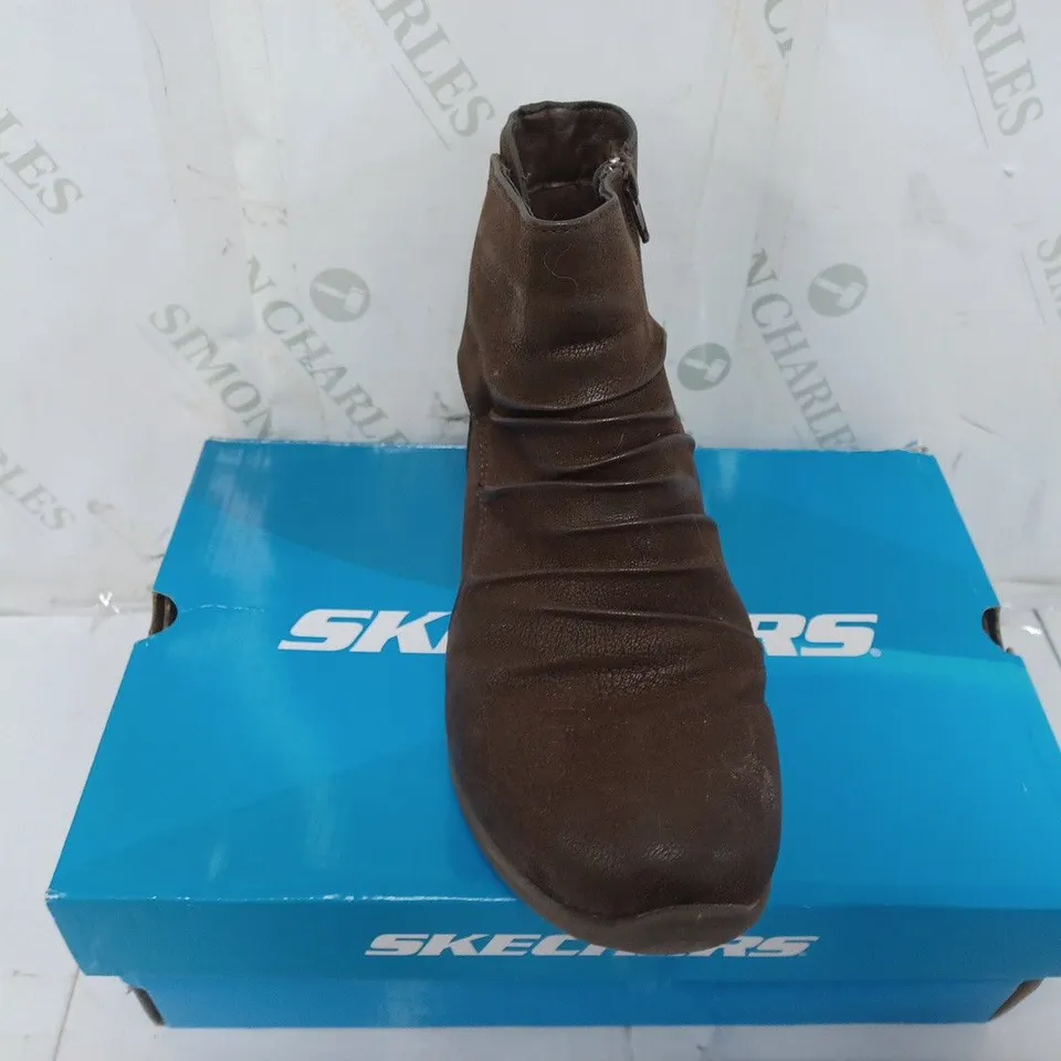 BOXED PAIR OF SKECHERS BOOTS IN CHOCOLATE SIZE 6.5  