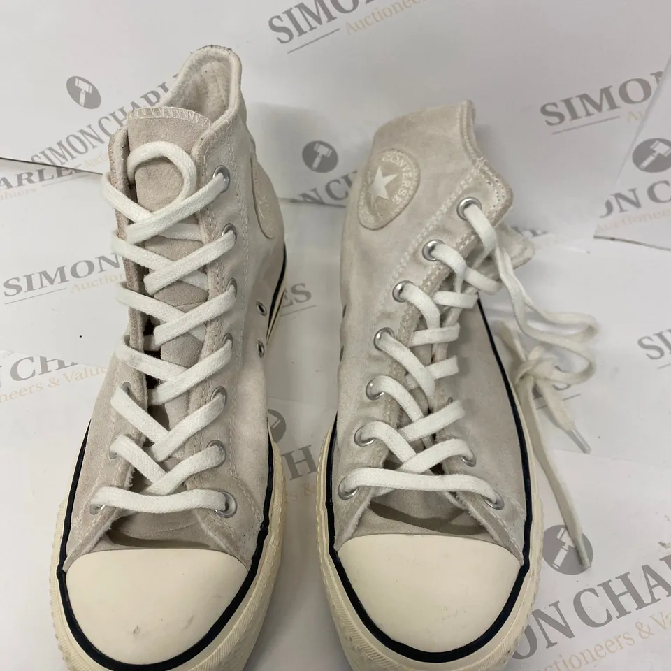 PAIR OF CONVERSA ALL STAR CHUCK TAYLOR SHOES SIZE 8