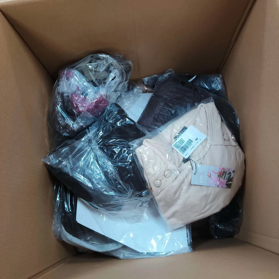 BOX OF APPROXIMATELY 25 ASSORTED CLOTHING ITEMS TO INCLUDE D&C, RUTH LANGSFORD ETC