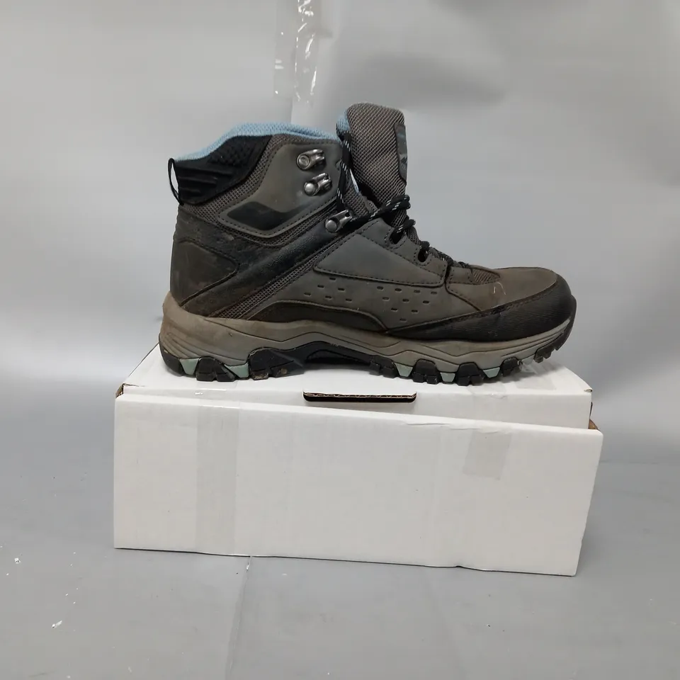 BOXED PAIR OF SKECHERS HIKING BOOTS IN CHARCOAL - UK SIZE 5.5