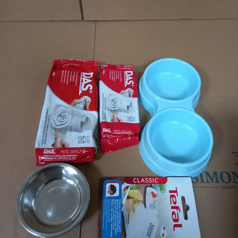 APPROXIMATELY 15 ASSORTED HOUSEHOLD PRODUCTS TO INCLUDE MODELLING CLAY DOG BOWLS , ETC 