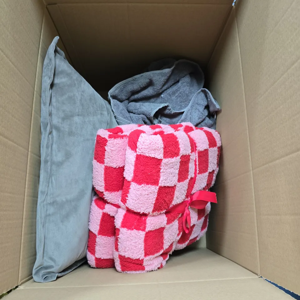 APPROXIMATELY 10 HOUSEHOLD ITEMS TO INCLUDE BATH SHEET, BEDDING AND AN AUTUMN WREATH