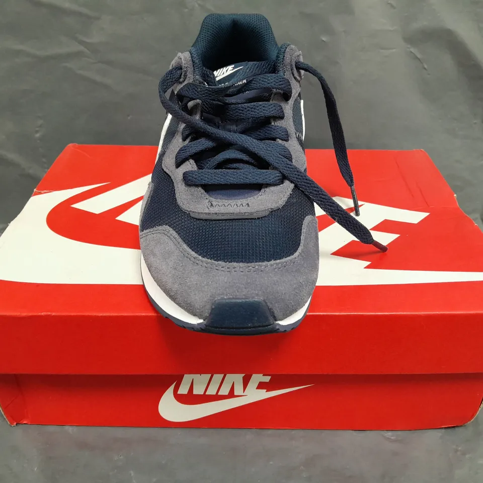 BOXED PAIR OF NIKE VENTURE RUNNER TRAINERS IN NAVY/WHITE UK SIZE 6.5