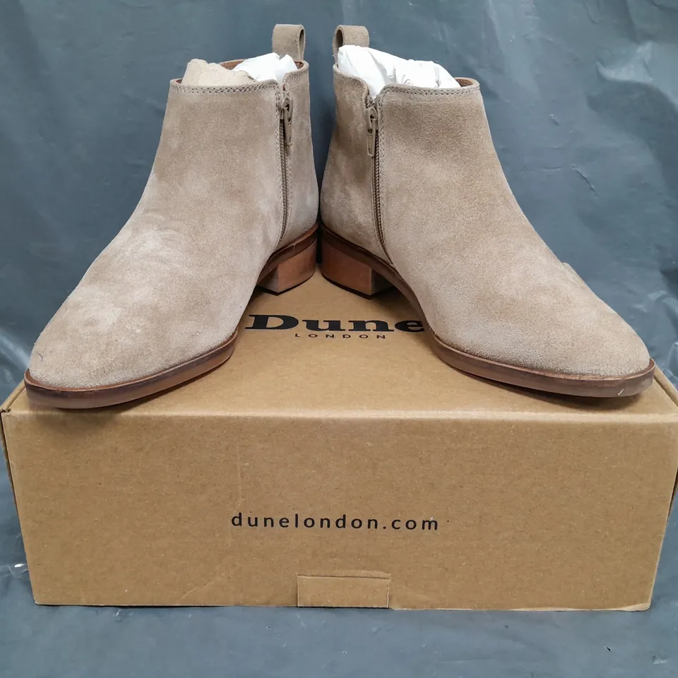 BOXED PAIR OF DUNE LONDON 149 PROGRESS CROPPED HEIGHT ANKLE BOOTS IN BEIGE SIZE 5