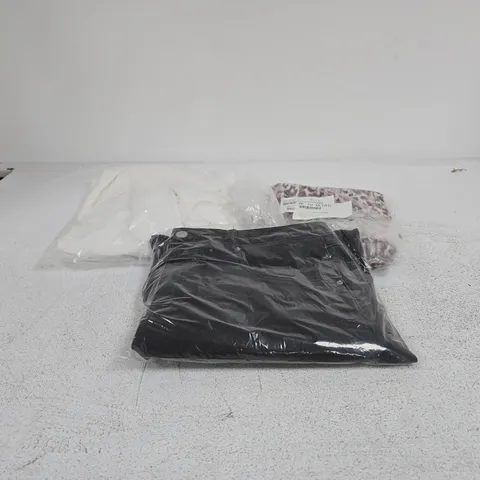 BOX OF APPROXIMATELY 25 ASSORTED CLOTHING ITEMS OF VARIOUS SIZES AND STYLES