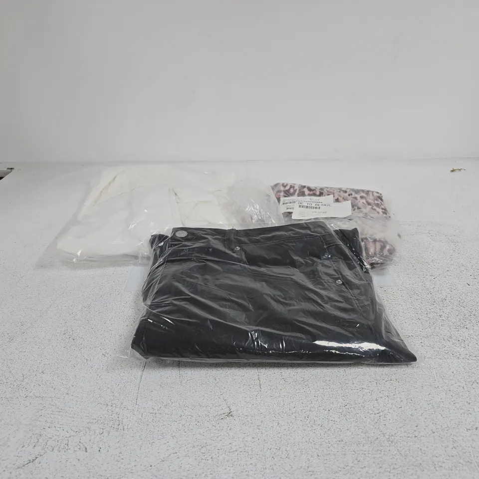 BOX OF APPROXIMATELY 25 ASSORTED CLOTHING ITEMS OF VARIOUS SIZES AND STYLES