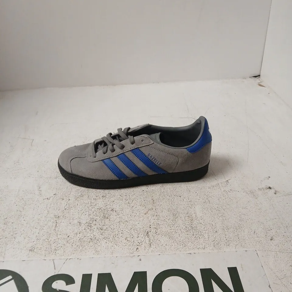 ADIDAS GAZELLE GREY SUEDE TRAINERS – BLUE STRIPES - UK5.5
