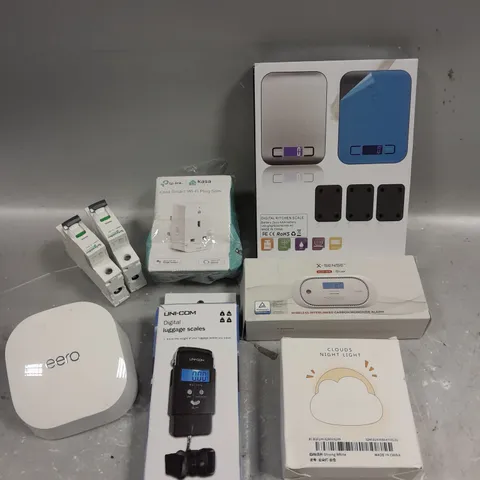 APPROXIMATELY 20 ASSORTED ELECTRICAL PRODUCTS TO INCLUDE LUGGAGE SCALES, CARBON MONOXIDE ALARM, TP-LINK WIFI PLUG ETC