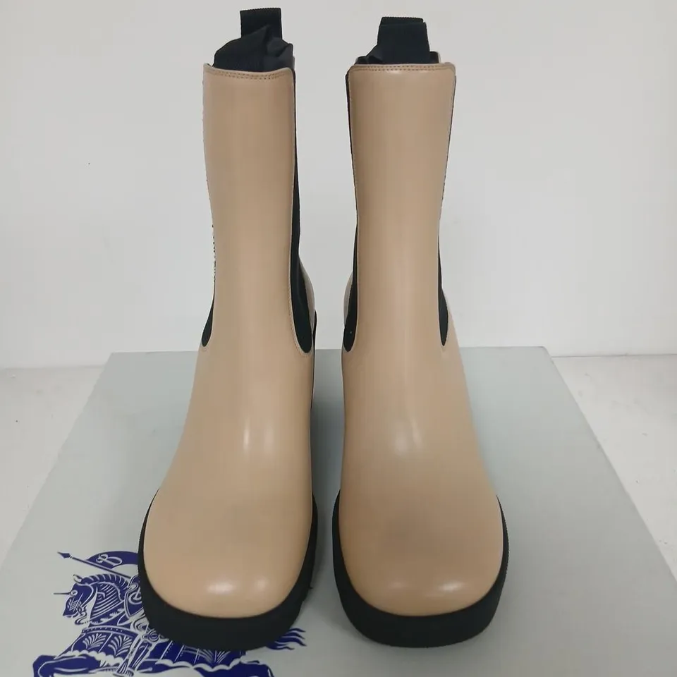 BURBERRY LEATHER CHELSEA BOOTS – CUSTARD BEIGE, UK 7 (EU 40)
