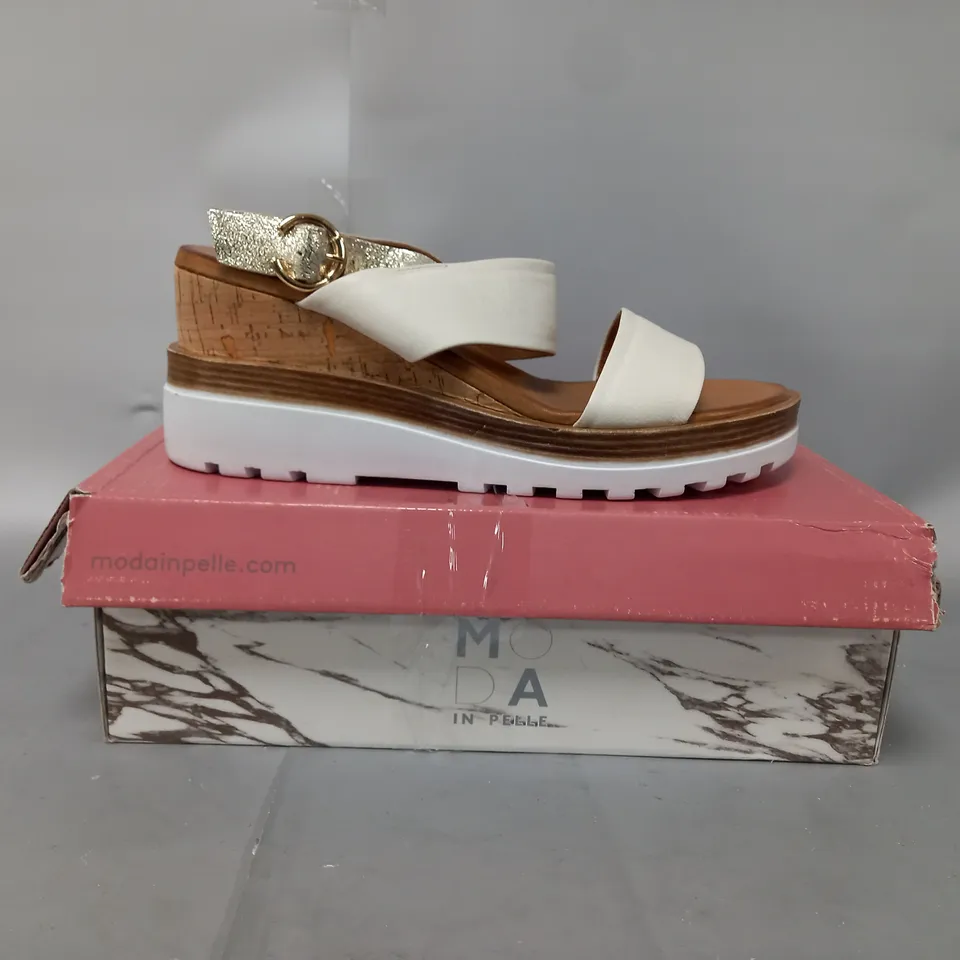 BOXED PAIR OF MODA IN PELLE SANDALS IN WHITE - UK SIZE 7