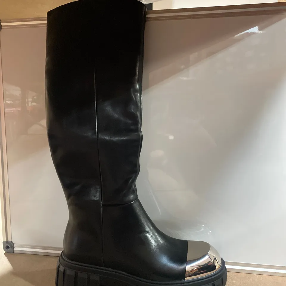 PAIR OF BLACK BOOTS SIZE 39