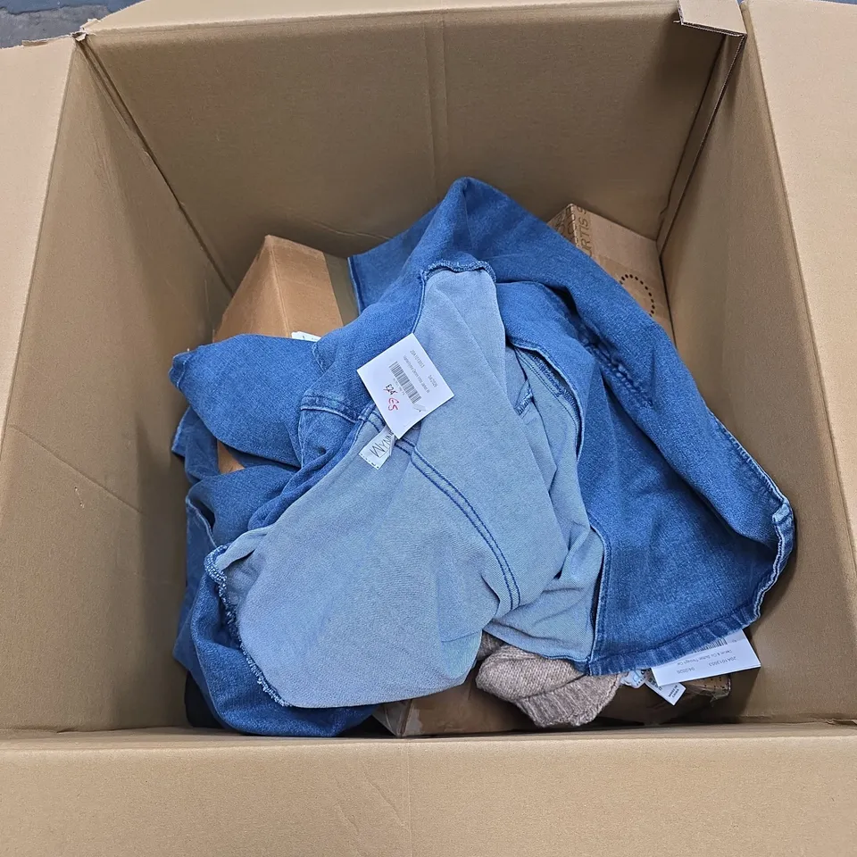 BOX OF APPROXIMATELY 15 X ASSORTED HOUSEHOLD ITEMS TO INCLUDE WYNNE DENIM CLOTHING (TAGGED), CURTIS STONE, SKECHERS SLIP INS ETC