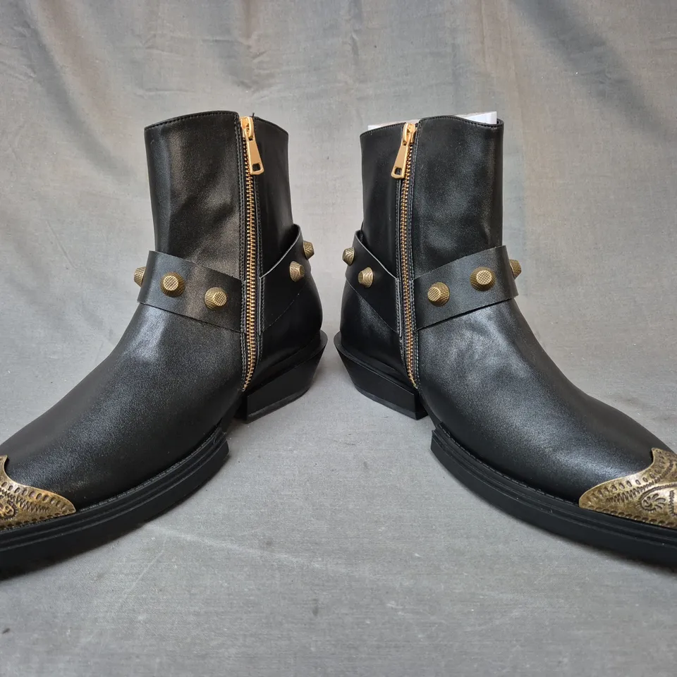 BOXED PAIR OF KOI SOULRENDER MEN'S HARDWARE COWBOY BOOTS IN BLACK/ANTIQUE BRONZE UK SIZE 8