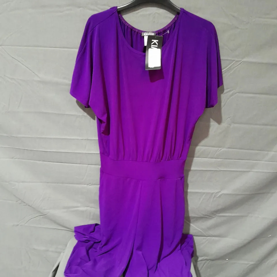 APPROXIMATELY 10 ASSORTED ITEMS OF WOMEN'S CLOTHING TO INCLUDE KIM&CO DRESS SIZE L, KIM&CO JUMPSUIT SIZE S, NINA LEONARD TOP SIZE XL 