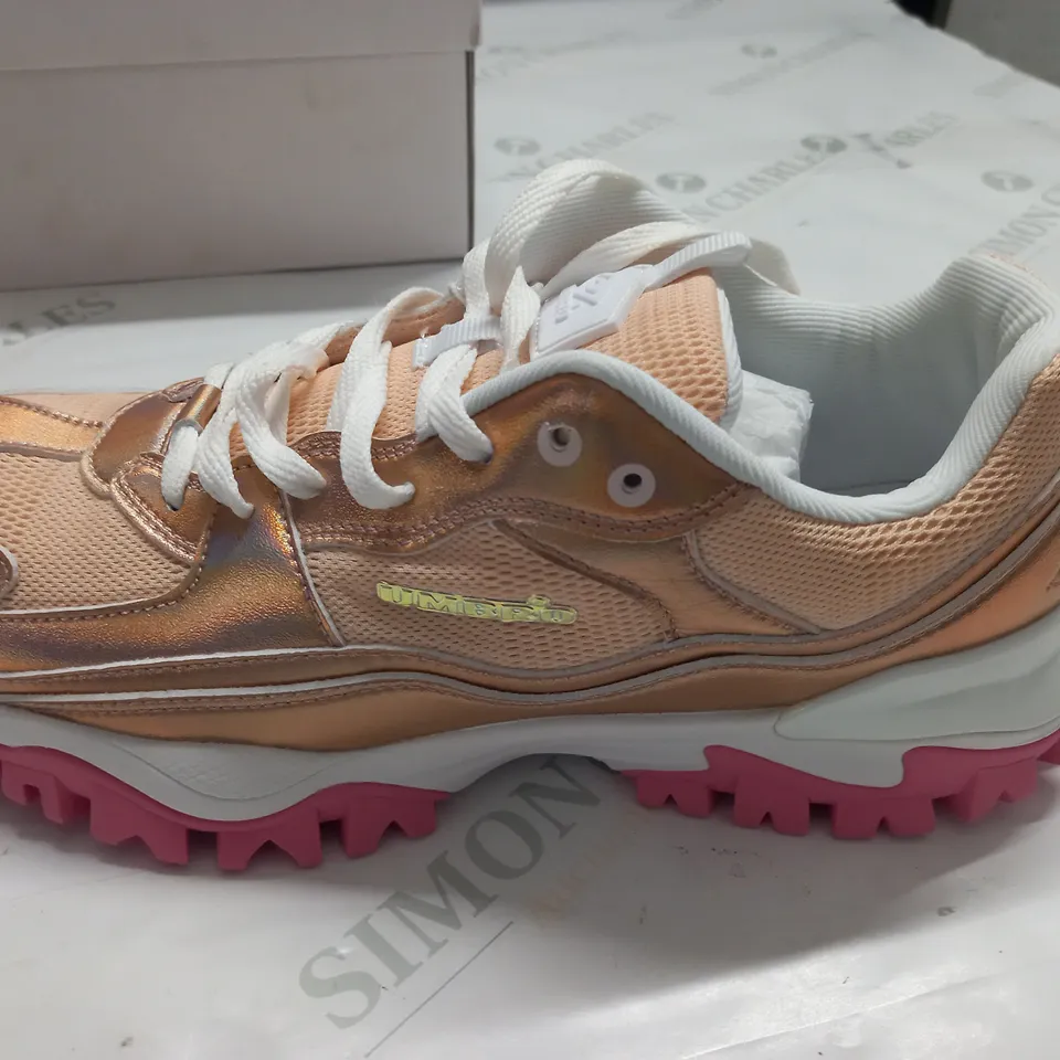 BOXED PAIR OF UMBRO BUMPY IRIDESCENT WOMENS TRAINERS - 8