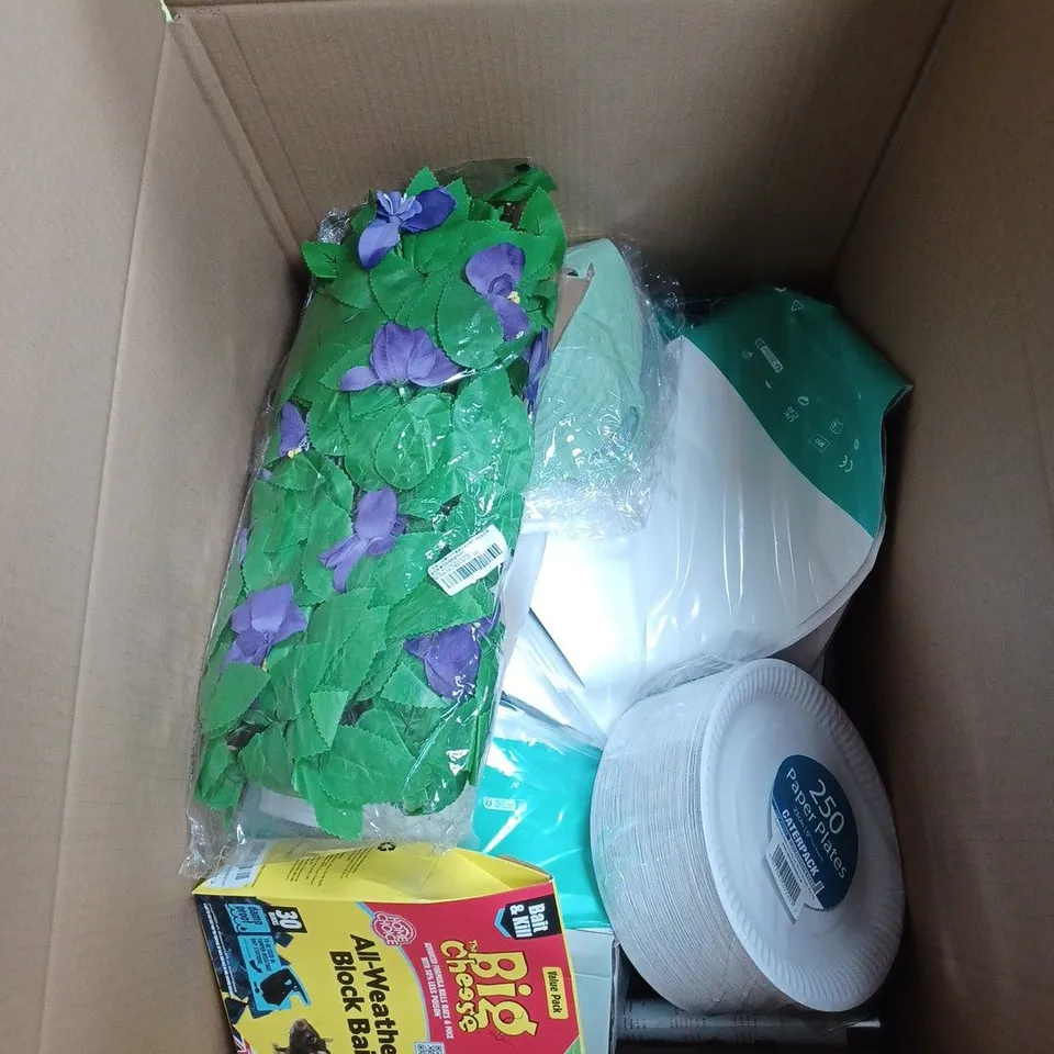 APPROXIMATELY 15 HOUSEHOLD ITEMS TO INCLUDE A DRINKING BOTTLE, TOILET ROLL HOLDER AND A FIRST AID KIT