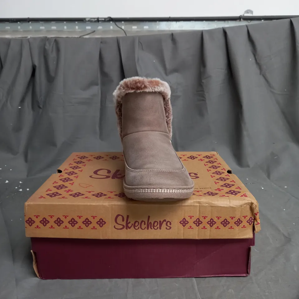 BOXED PAIR OF SKECHERS COZY SLIPPER BOOTS IN TAUPE SIZE 6.5