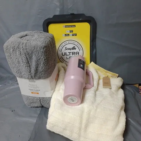 APPROXIMATELY 15 ASSORTED HOUSEHOLD ITEMS TO INCLUDE 1.13L FLASK, BATH SHEET, TEDDY FLEECE FITTED SHEET, ETC - COLLECTION ONLY