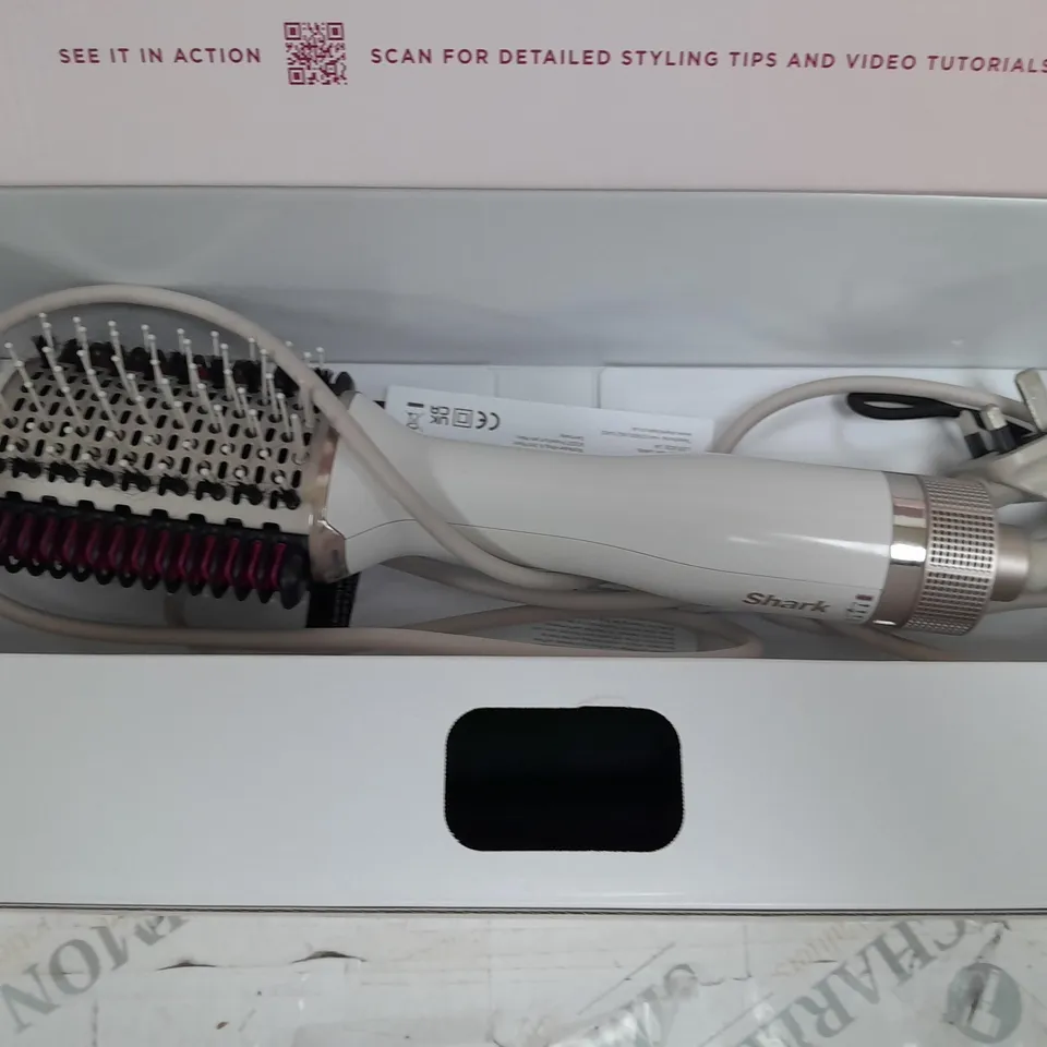 BOXED SHARK SMOOTHSTYLE HOT BRUSH & SMOOTHING COMB