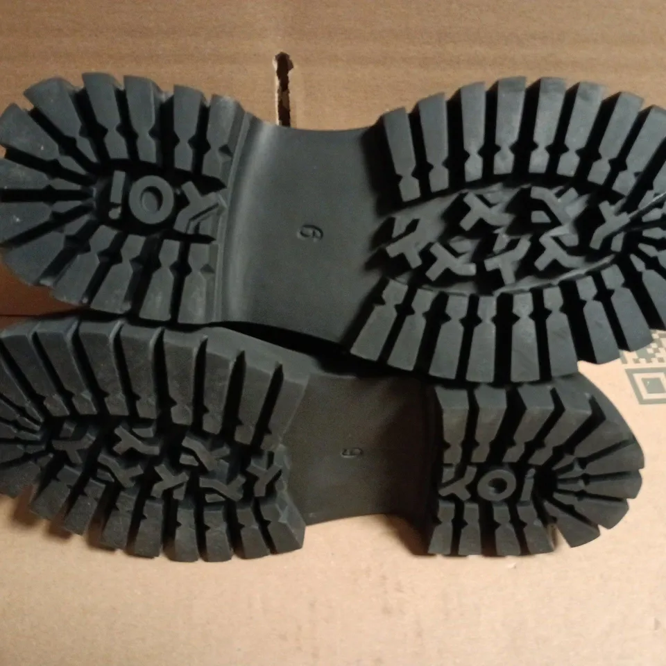 KOI WOMEN'S PLATFORM OXFORD-STYLE SHOE – BLACK LEATHER WITH PINK LACES, WHITE STRIPED PANEL, SPIKE DETAIL – UK 6