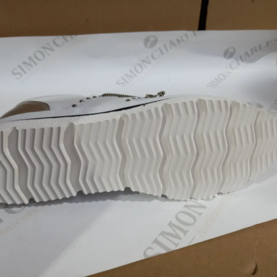 MODA WHITE TRAINER SIZE 5 