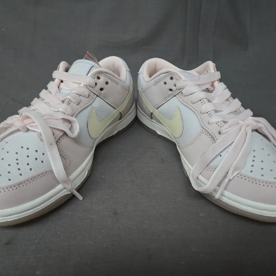 PAIR OF NIKE SHOES IN WHITE/PALE PINK/CREAM UK SIZE 3