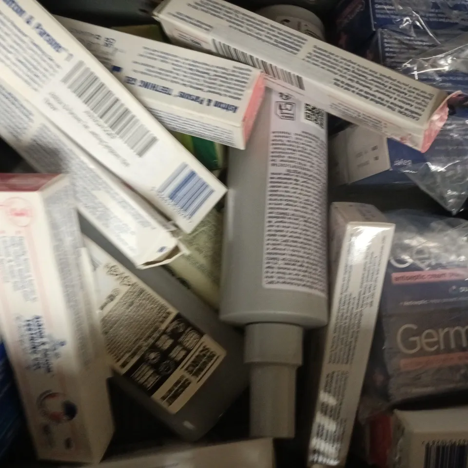 APPROXIMATELY 20 ASSORTED HEALTH & BEAUTY ITEMS INCLUDING VARIOUS MAKES AND BRANDS - COLLECTION ONLY