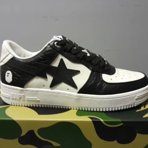 BOXED THE A BATHING APE TRAINERS IN BLACK / WHITE - SIZE 9.5 