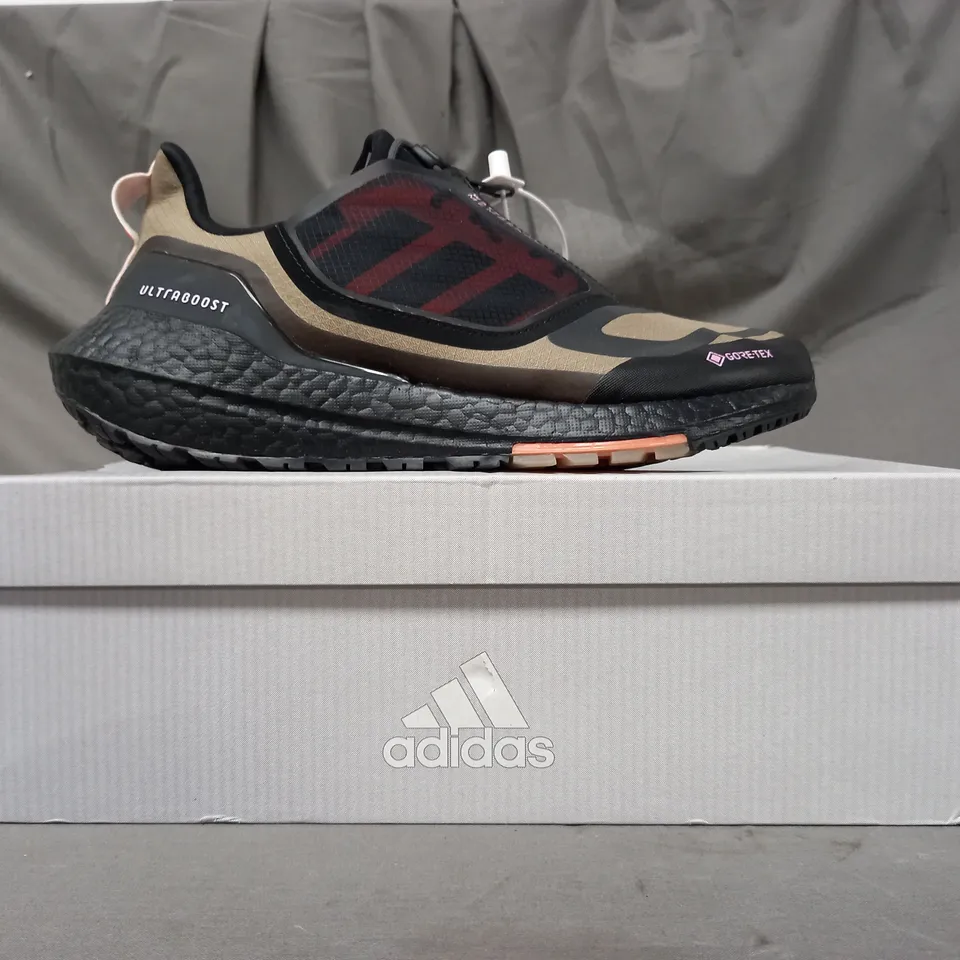 BOXED PAIR OF ADIDAS ULTRABOOST 22 GTX SHOES IN MULTICOLOUR UK SIZE 8