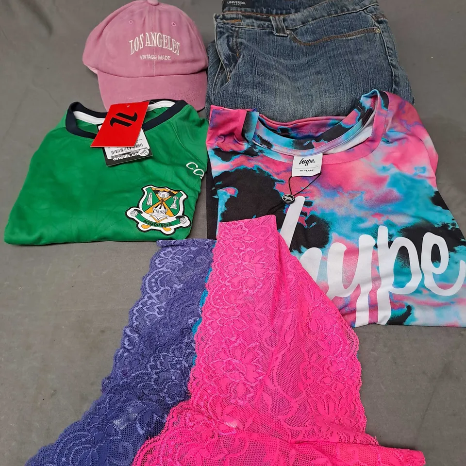 BOX OF APPROXIMATELY 25 ASSORTED CLOTHING ITEMS TO INCLUDE - T-SHIRT , HAT , JEANS ETC