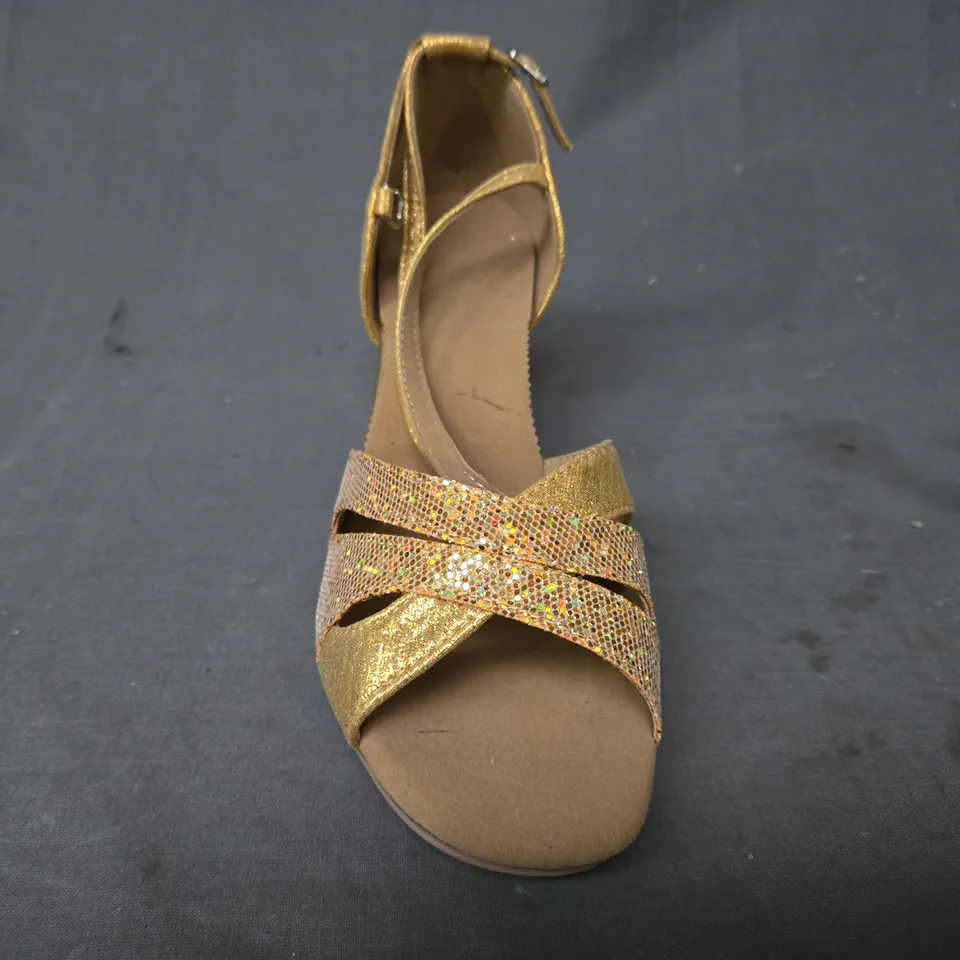 BOXED PAIR OF UNBRANDED OPEN TOE LOW HEEL SANDALS IN METALLIC GOLD W. GLITTER EFFECT EU SIZE 41