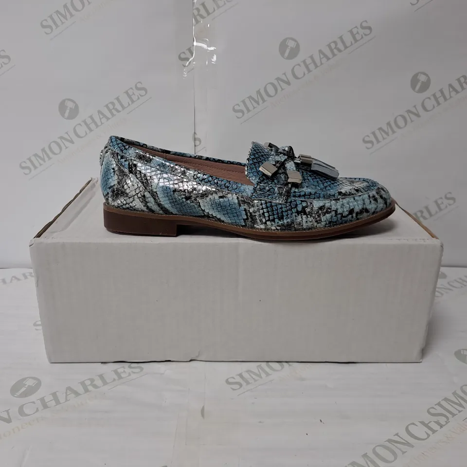 BOXED PAIR OF MODA IN PELLE SHOES IN DENIM SNAKE SIZE 5