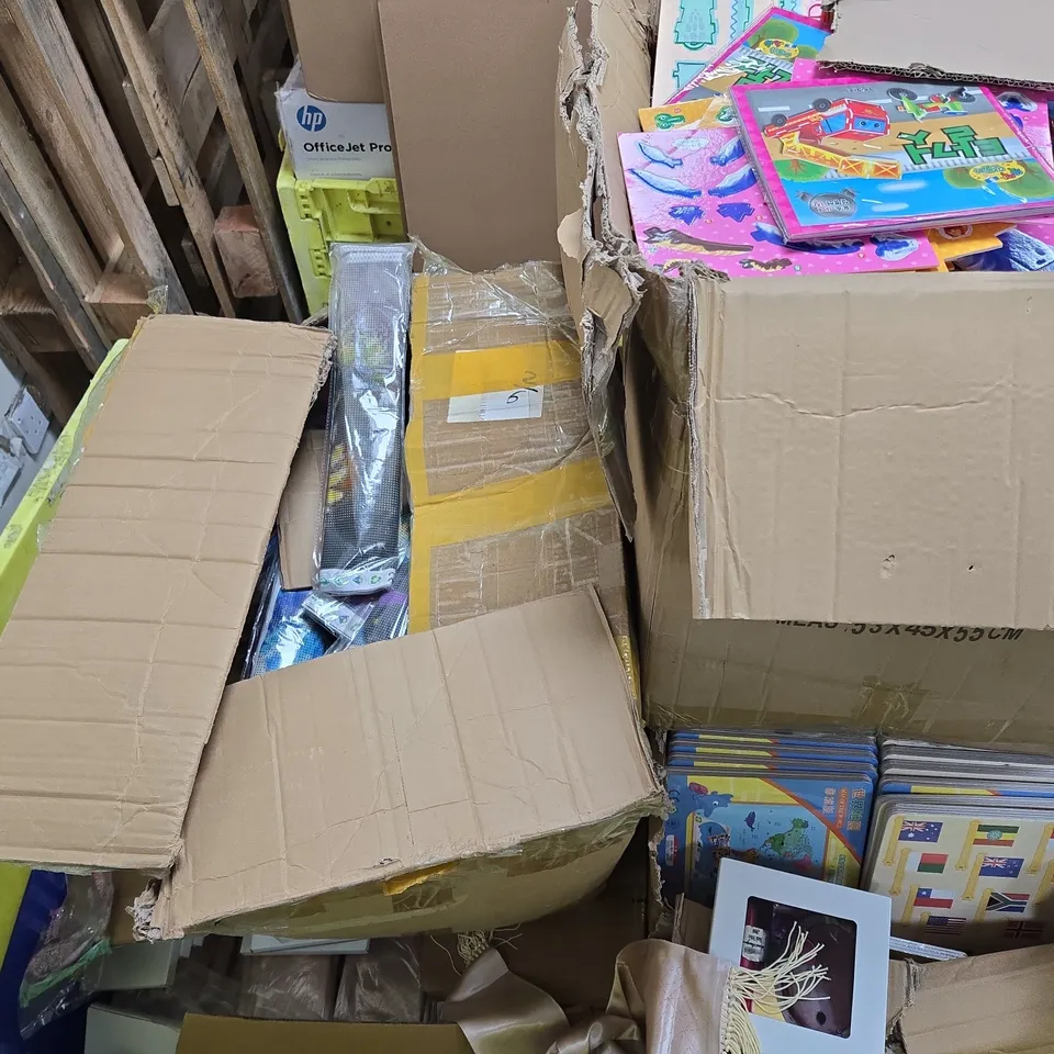 PALLET OF APPROXIMATELY 60 ASSORTED ITEMS TO INCLUDE 3D PUZZLES, DIAMOND PAINTINGS, HANGING DECORATIVE TILES, ETC - COLLECTION ONLY