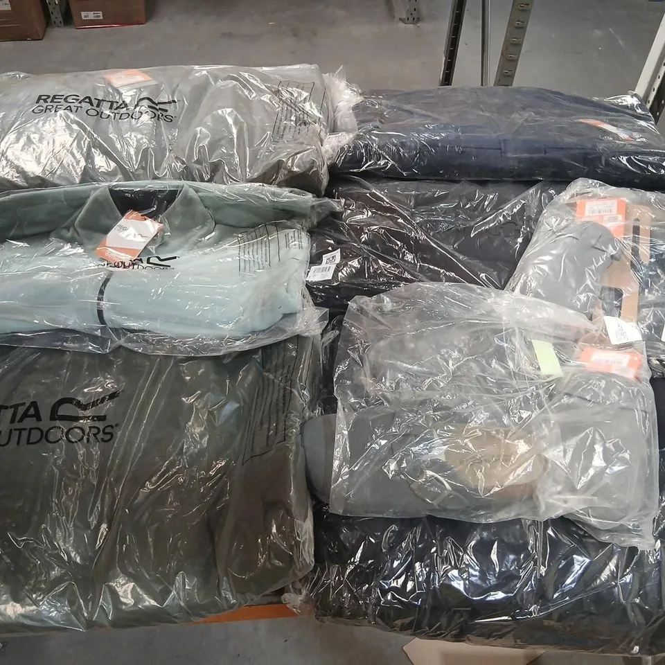 APPROXIMATELY 30 ITEMS OF ASSORTED REGATTA/DARE2B CLOTHING AND ACCESSORIES