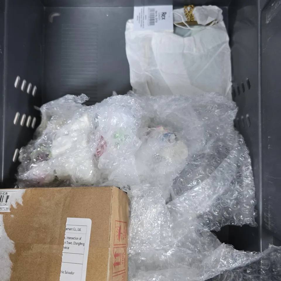 APPROXIMATELY 7 ASSORTED HOUSEHOLD PRODUCTS TO INCLUDE BOWL SET, SOAP DISPENSER, VASE ETC