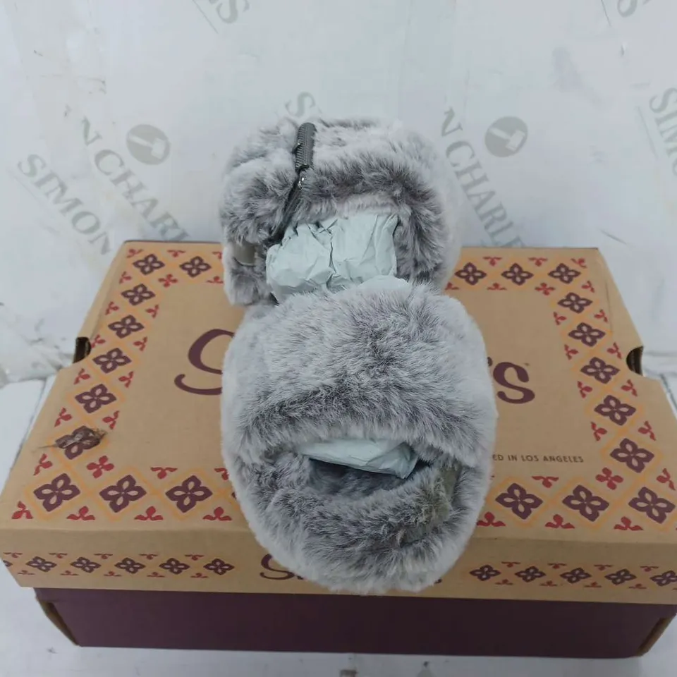 BOXED PAIR OF SKECHERS SLIPPERS IN GREY SIZE 4