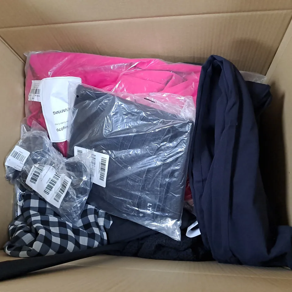 APPROXIMATELY 20 ASSORTED CLOTHING ITEMS IN VARIOUS BRANDS,SIZES, AND STYLES TO INCLUDE VERY AND YOURS ETC.