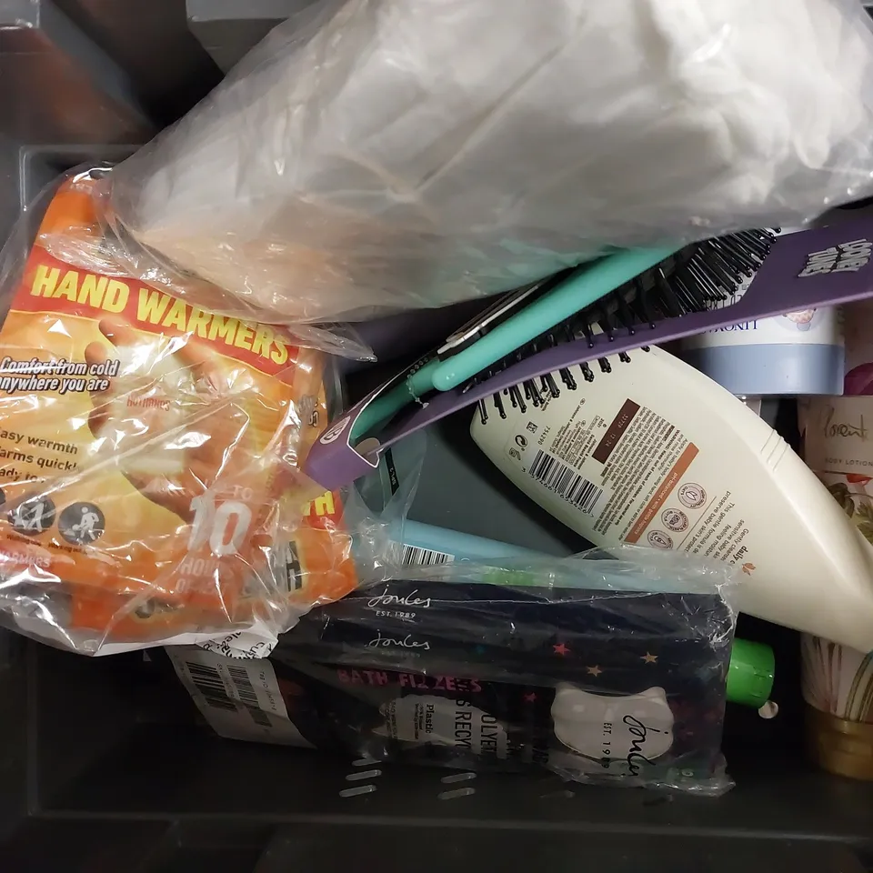 BOX OF APPROX 15 COSMETIC ITEMS TO INCLUDE KERASTASE HYDRATING PROTECTION SHAMPOO, REN OIL CLEANSER, HEAT PADS