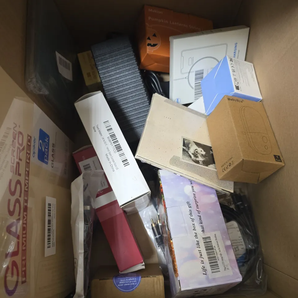 BOX OF APPROXIMATELY 10 ASSORTED ITEMS INCLUDING KABEL DIREKT RCA CABLE, BABYLIA LED NIGHT LIGHT AND FAIRY STRING LIGHTS