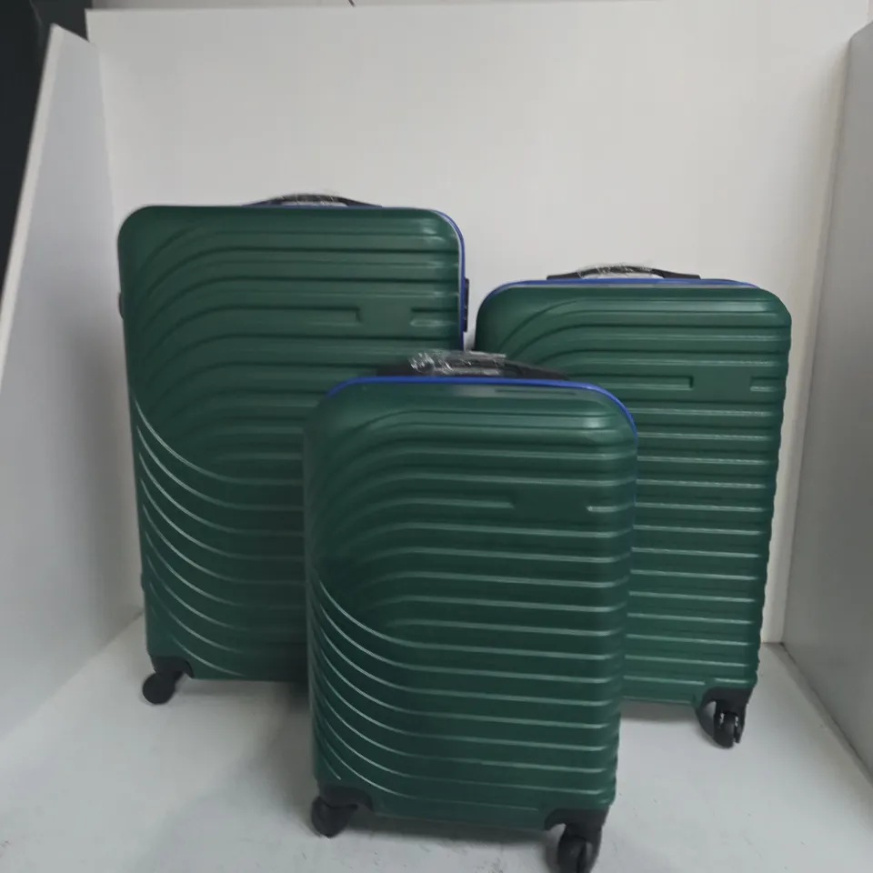 GREEN HARD-SHELL SUITCASE SET – 3-PIECE, WITH WHEELS