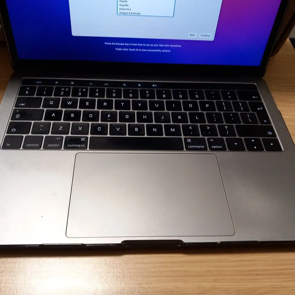 APPLE MACBOOK A1706 2.8GHZ I5 8GB RAM 256 GB RAM 