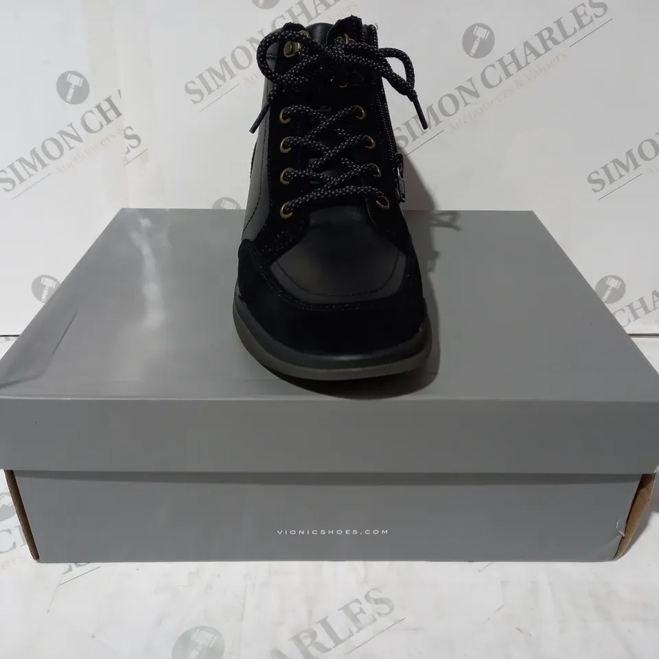 BOXED PAIR OF VIONIC WHITLEY HIKER BOOTS IN BLACK SIZE 7