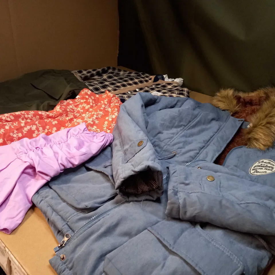 LOT OF APPROX 25 ASSORTED CLOTHING ITEMS VARYING IN SIZE/COLOUR/STYLE TO INCLUDE: TROUSERS, SKIRTS, TOPS