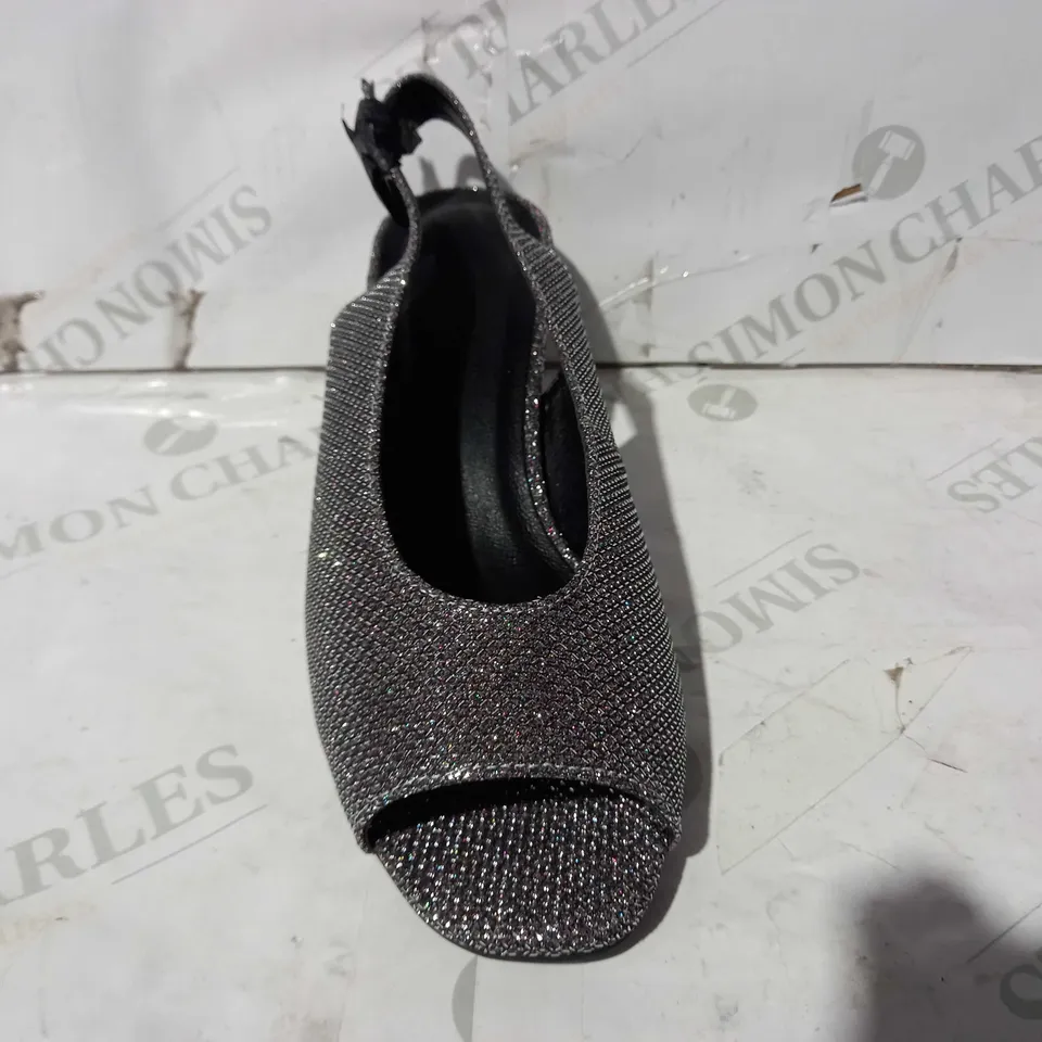 BOXED PAIR OF DESIGNER PEWTER SLINGBACK HEELS WITH SPARKLE/GLITTER EFFECT EU SIZE 39