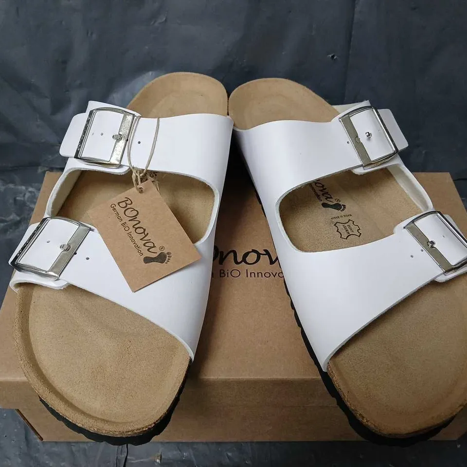 BOXED BONOVA OPEN TOE BUCKLE SANDALS IN WHITE - SIZE 10.5